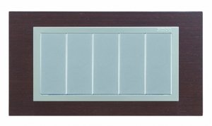 SIMON Рамка с суппортом на 8 узких модулей, S82C, венге - алюминий (дерево) (82987-65) SIMON Рамка с суппортом на 8 узких модулей, S82C, венге - алюминий (дерево) (82987-65)