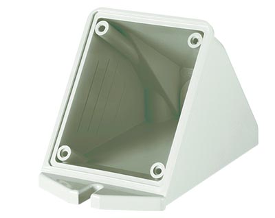 DKC Коробка для настенного монтажа с наклоном розеток с фланцем 84x106мм (DIS5700132) DKC Коробка для настенного монтажа с наклоном розеток с фланцем 84x106мм (DIS5700132)