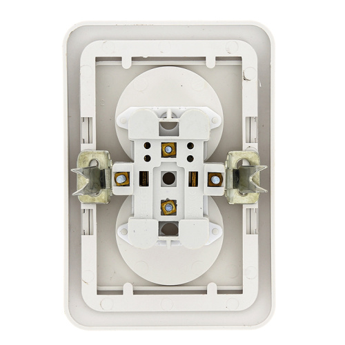 EKF Розетка Лондон двухместная без заземления 10А белая с защитными шторками (EER10-102-100) фото 4 EKF Розетка Лондон двухместная без заземления 10А белая с защитными шторками (EER10-102-100) фото 4